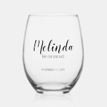 Verre À Vin Sans Pied Script moderne, Bridesmaitres personnalisées<br><div class="desc">Script moderne Bridesmaids Personnalisé Verre à vin avec nom de femme d'honneur personnalisé dans un style de police script moderne avec titre et date mariage dans le style de police sans serif moderne. Aussi parfait pour Maid of Honor,  Flower Girl,  Mother of the Bride,  Groomsmen,  Best man et plus.</div>