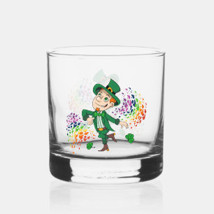 Verre À Whisky Joli et souriant dancing leprechaun, un arc-en-cie
