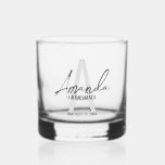Verre À Whisky Monogramme et nom d'une servante d'État moderne pe<br><div class="desc">Monogramme et cadeaux de nom de Bridesmaid Ce design présente le nom de femme de pont personnalisée en gris moderne écriture manuscrite style de police et monogramme en gris clair gris moderne style de police sans serif moderne en arrière - plan, avec des détails mariages en gris moderne style de...</div>