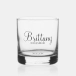 Verre À Whisky Nom de la servante moderne personnalisée<br><div class="desc">Cadeaux de Bridesmaids personnalisés avec le nom de la femme de bridesmaid dans un style de police de script moderne avec titre et date mariage dans le style de police sans serif moderne. Aussi parfait pour Maid of Honor,  Flower Girl,  Mother of the Bride et plus.</div>