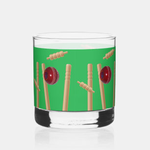 Verre À Whisky Renversé Au Cricket Sur Vert,
