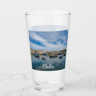 Verre Bateaux de pêche traditionnels colorés dans le por