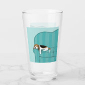Verre Beagle mignon sur le chien heureux de sofa de (Dos)