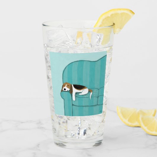 Verre Beagle mignon sur le chien heureux de sofa de (Dos glace)