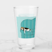 Verre Beagle mignon sur le chien heureux de sofa de (Devant)