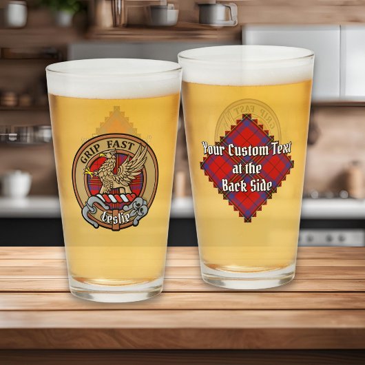Verre Clan Leslie Crest sur Red Tartan