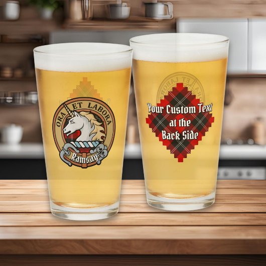 Verre Clan Ramsay Crest sur Red Tartan