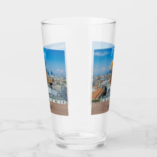 Verre Cocktail Spritz sur une table avec vue sur Milan (Droite)