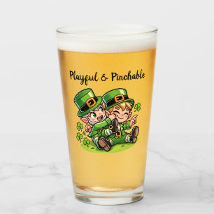 Verre Cute Leprechaun pince une autre Leprechaun