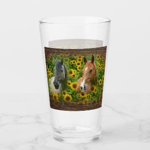 Verre De beaux chevaux dans le champ de tournesols