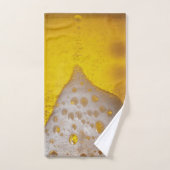 Verre de bière avec bulles et mousse (Serviette à main)