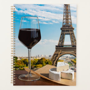 Verre de vin au brie sur la tour Eiffel