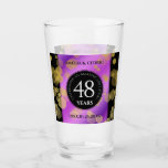 Verre Élégant 48e anniversaire de Mariage d'Améthyste<br><div class="desc">Toast du 48e anniversaire améthyste mariage avec ce verre à pinte commémoratif! Le lettrage noir et blanc élégant avec des confettis hexagonaux dorés sur des arrière - plans améthystes, violets et noirs, apporte une touche mémorable à cette occasion spéciale et à cette étape extraordinaire. Personnalisez avec le nom du couple...</div>