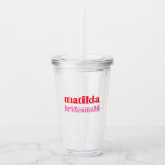 Verre En Acrylique Bachelorette minimaliste rouge et rose<br><div class="desc">Ce design personnalisé Bridesmaid présente une typographie rétro audacieuse en rouge cerise et rose roux. Vous pouvez facilement personnaliser le nom et le rôle ou ajouter votre message personnalisé ! L'accessoire parfait pour une proposition de femme de chambre ou de bachelorette!</div>