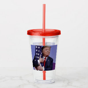 Verre En Acrylique Le président Trump étreint le drapeau des États-Un