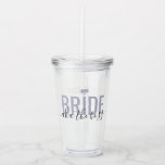 Verre En Acrylique Mariée AKA Le Boss Funny Matching Bride Party<br><div class="desc">Tumbler en plastique transparent réutilisable tasse de paille avec "Bride AKA the Boss" en grandes lettres modernes et tendance et en calligraphie élégante police de signature cursive, avec un accent diamant pour le bling bling amusant. Avec une date de mariage imprimée sur mesure sur le dos, c'est un cadeau fiançailles...</div>