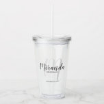 Verre En Acrylique Monogramme et nom de la servante d'accueil personn<br><div class="desc">Cadeaux Bridesmaids personnalisées avec le nom de la femme d'honneur personnalisée en gris style de police de script moderne et monogramme en gris clair style de police de script moderne comme arrière - plan avec titre et date de mariage en gris moderne sans serif style de police. Aussi parfait pour...</div>