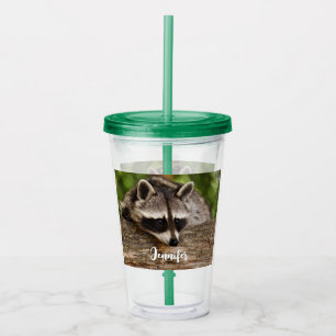 Verre En Acrylique Raccoon mignon reposant sur un journal