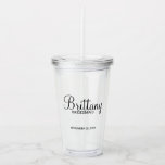Verre En Acrylique Script classique Nom de la servante d'accueil pers<br><div class="desc">Cadeaux de Bridesmaids personnalisés avec le nom de la femme de bridesmaid dans le style de police de script classique avec titre et date mariage dans le style de police sans serif moderne. Aussi parfait pour Maid of Honor,  Flower Girl,  Mother of the Bride et plus.</div>