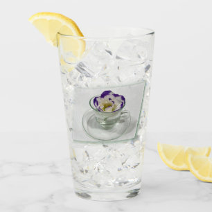 Verre Fleur violette blanche dans une tasse