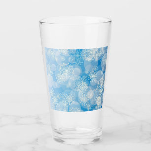 Verre flocons de Noël sur un fond bleu