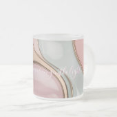 Verre givré mug dans un graphique abstrait stylé (Devant droit)