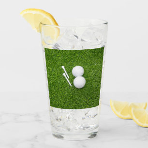 Verre Golf ball et tee sont sur herbe verte