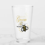 Verre Groom To Be Bachelor Party Personnaliser<br><div class="desc">Groom To Be Bachelor Party Personnaliser le verre a une abeille amusante dessus. Super et amusant pour la salle à manger à utiliser tous les jours et des cadeaux ou à utiliser à la fête de baccalauréat. Personnalisez-le avec le Groom pour être nom.</div>