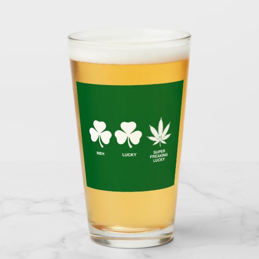 Verre La fête drôle de Saint-Patrick pour les gars (Devant (rempli))