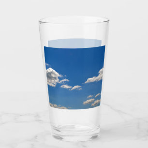 Verre Le ciel est bleu et les nuages blancs passent