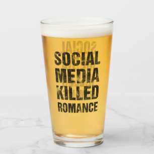 Verre Les médias sociaux ont tué la romance