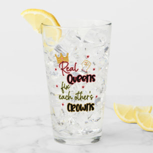 Verre Les vraies reines réparent les couronnes de l'autr