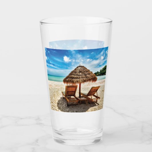 Verre Lounge on beach throw pillow (Devant)