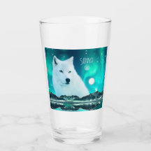 Loup arctique et nuit magique avec aurores boréale