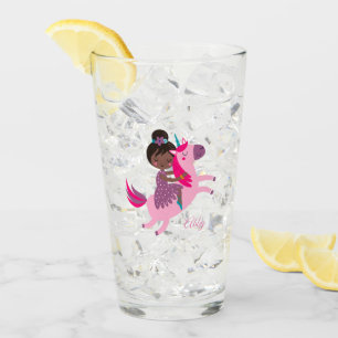 Verre Mignonne Black Haired Girl équitation sur une lico