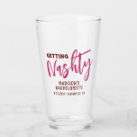 Verre Nashville Bachelorette Obtenir Nashty Personnalisé<br><div class="desc">Fête de Bachelorette personnalisée ou Filles Weekend Amis Voyage Personnalisé Bière Pint Lunettes avec texte et libellé modifiable avec la date du voyage,  destination ou emplacement,  nom,  et citation amusante comme "Obtenir Nashty" en rose et bordeaux.</div>