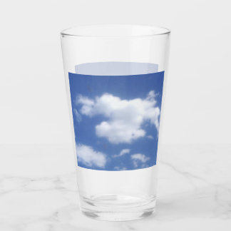 Verre nuages dans un ciel bleu