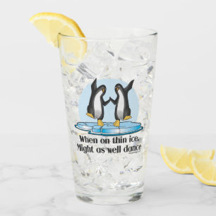 Verre Quand sur les pingouins minces de glace