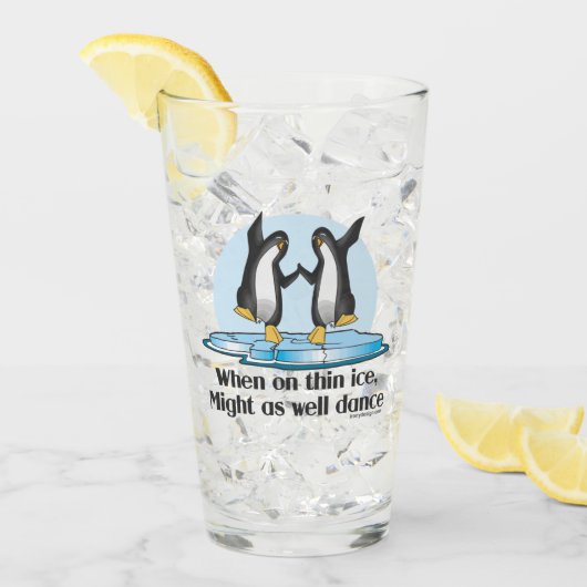 Verre Quand sur les pingouins minces de glace (Devant glace)