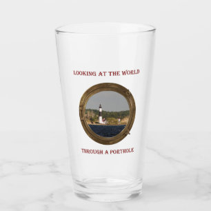 Verre Regarder le monde par une image de hublot