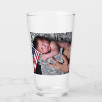 Soldat militaire américain mignon bébé à boire du