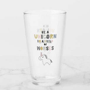 Verre Soyez une licorne dans un domaine des chevaux