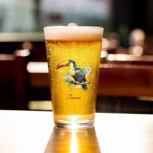 Verre toucan coloré assis sur une branche