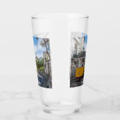 Verre Tramway jaune rétro dans la rue à Lisbonne, Portug (Gauche)