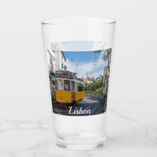 Verre Tramway jaune rétro dans la rue à Lisbonne, Portug