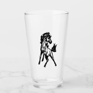 Verre Un cheval sautant franchement dans la nature