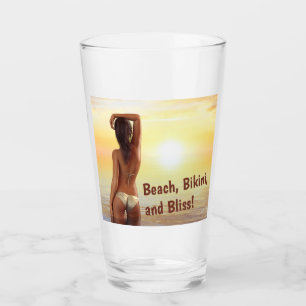 Verre Une fille en bikini en mer au coucher du soleil