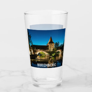 Verre Vieux pont médiéval la nuit à Nuremberg