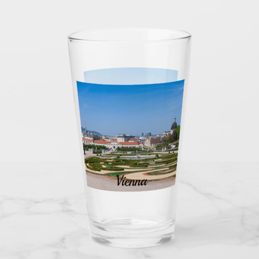 Verre Vue sur les jardins près du palais du Belvédère in (Devant)