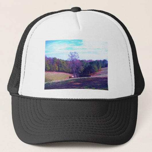 Verre weg Horse in een Paars veld Trucker Pet (Voorkant)